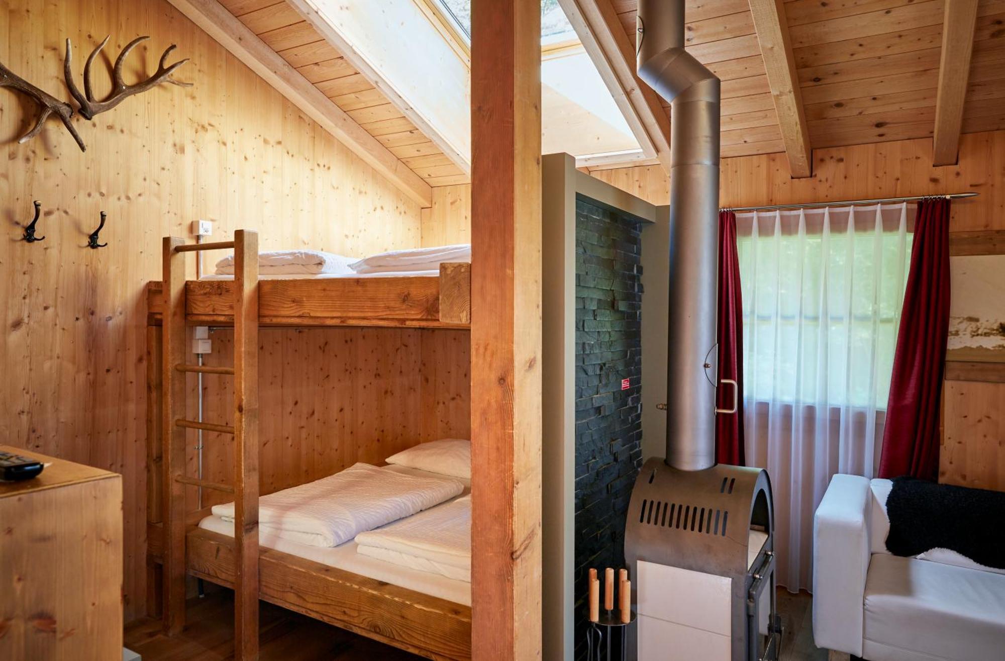 Huettenhotel Husky Lodge Muotathal Exteriör bild